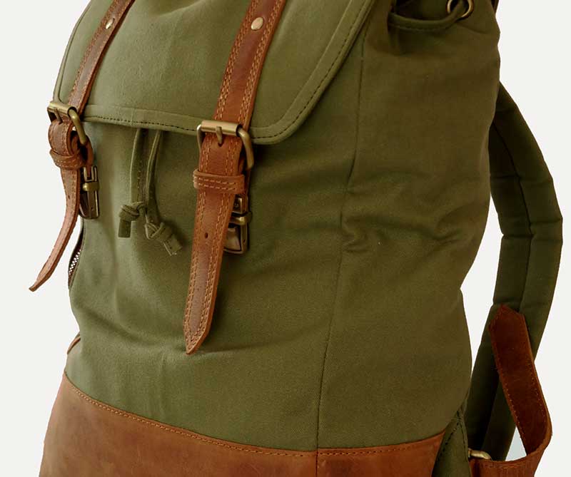 mochila de cuero y lona estilo militar